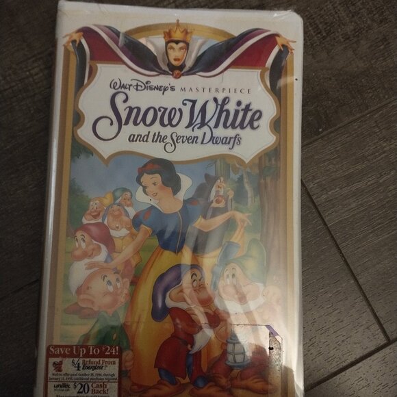 NEW! WALT DISNEY'S MASTERPIECE SNOW WHITE AND THE SEVEN DWARFS, VHS 1994 EDITION - Picture 1 of 3